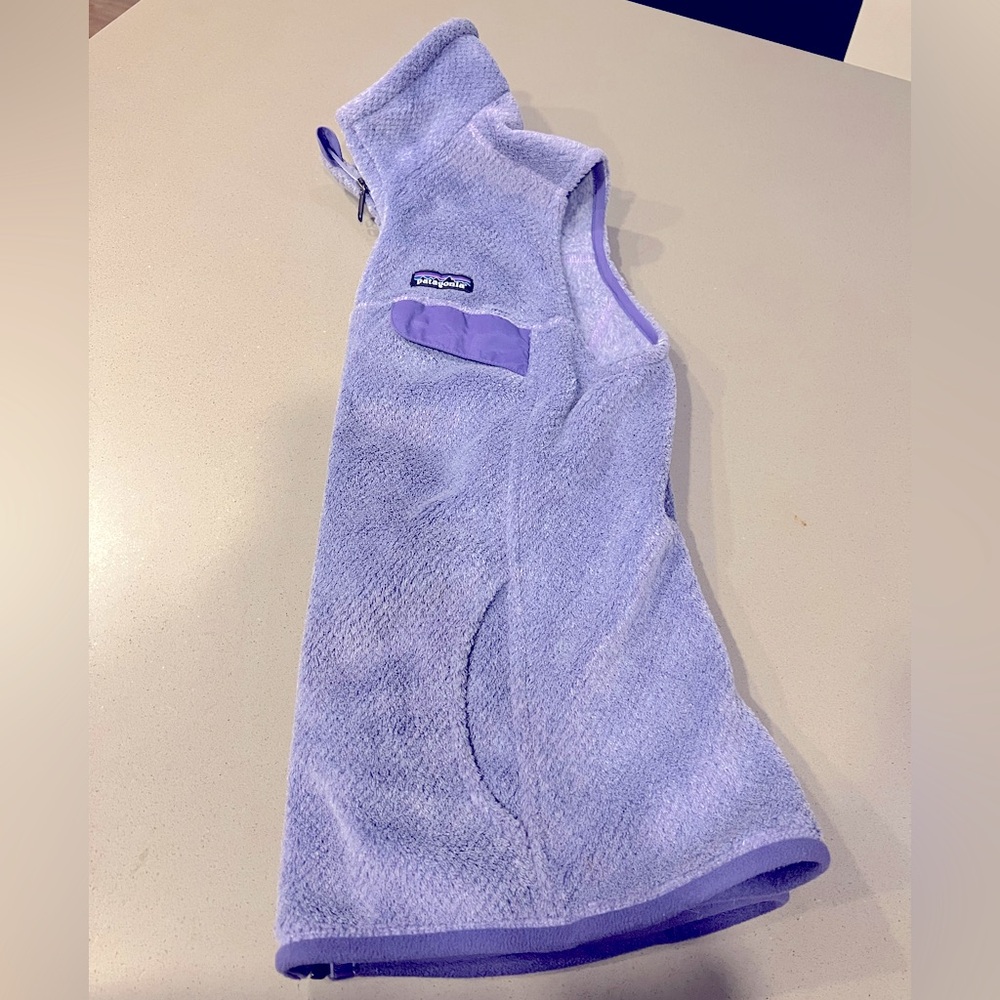 WOMENS PATAGONIA FUZZY VEST 
SIZE MEDIUM 
EXCELLENT USED CONDITION